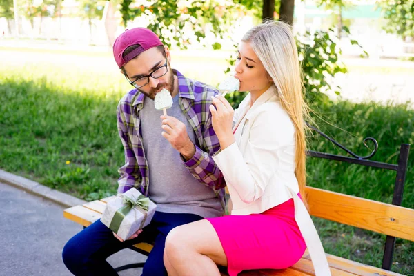 Casal em um parque — Fotografia de Stock