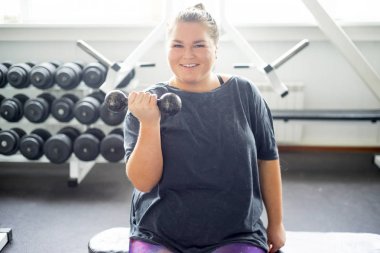 Bir spor salonunda şişman kız
