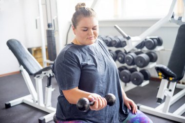 Bir spor salonunda şişman kız