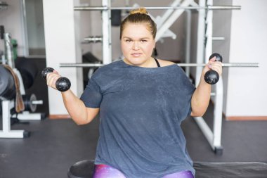 Bir spor salonunda şişman kız