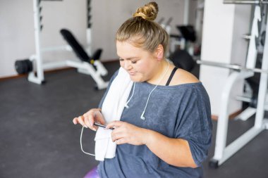 Bir spor salonunda şişman kız