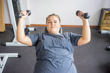 Bir spor salonunda şişman kız