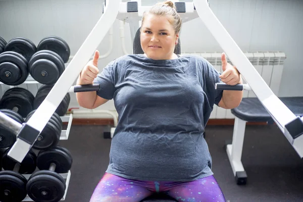 Dik meisje in een sportschool — Stockfoto