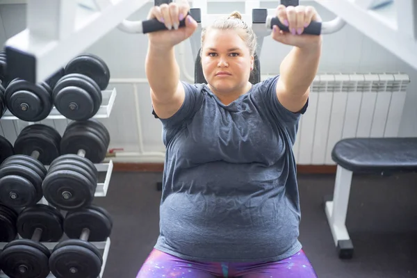 Dik meisje in een sportschool — Stockfoto