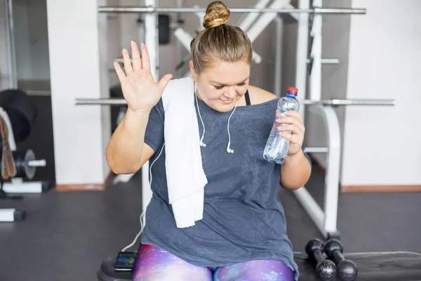 Grosse fille dans une salle de gym — Photo