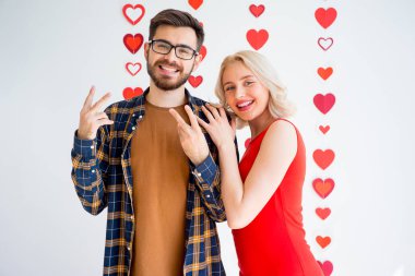 Çift kutluyor Sevgililer günü