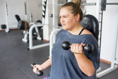 Bir spor salonunda şişman kız