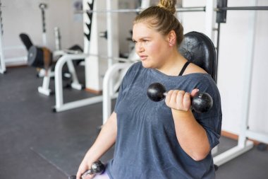 Bir spor salonunda şişman kız