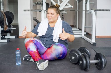 Bir spor salonunda şişman kız
