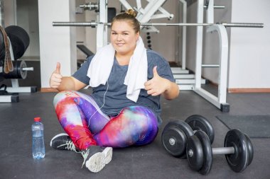 Bir spor salonunda şişman kız