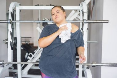 Bir spor salonunda şişman kız