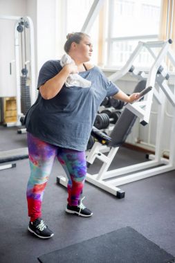 Bir spor salonunda şişman kız