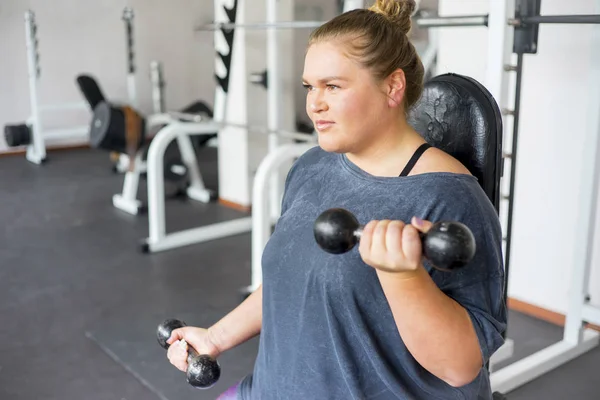 Dik meisje in een sportschool — Stockfoto