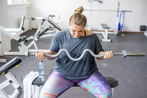 Bir spor salonunda şişman kız