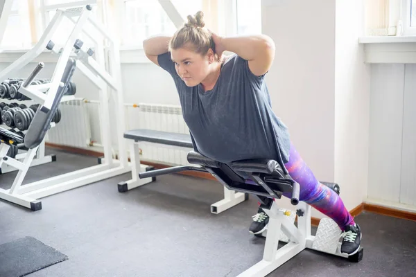 Bir spor salonunda şişman kız