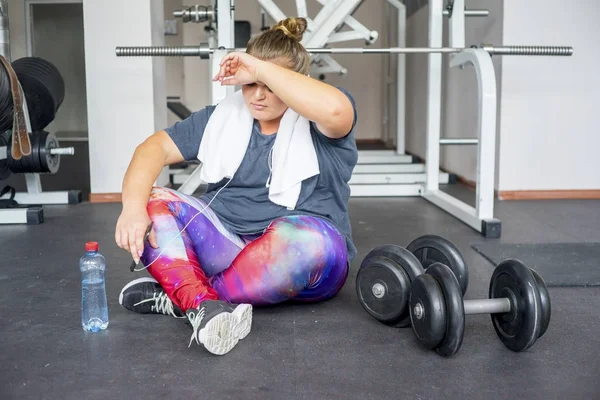 Bir spor salonunda şişman kız