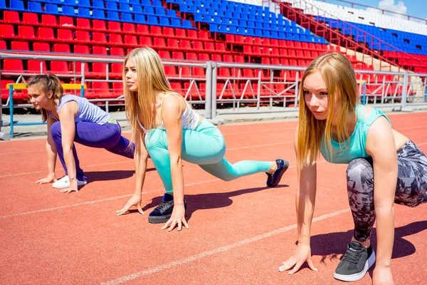 Stadyum üzerinde çalışan kızlar