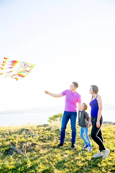 Familia feliz fuera — Foto de Stock