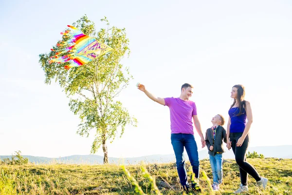 Mutlu aile dışında — Stok fotoğraf