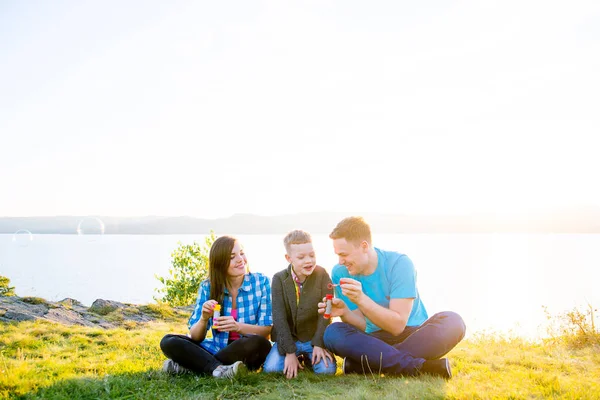 Glückliche Familie draußen — Stockfoto