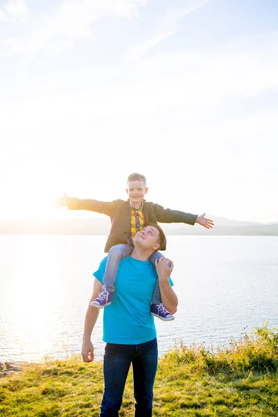 Famiglia felice fuori — Foto Stock