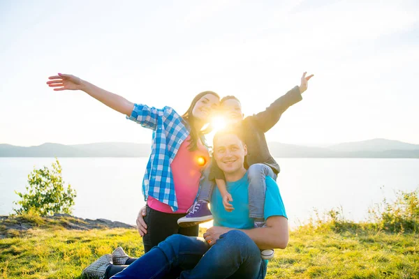 Famiglia felice fuori — Foto Stock