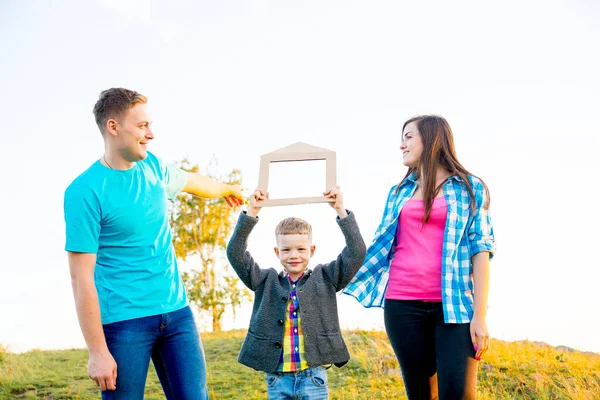 Familia feliz fuera — Foto de Stock