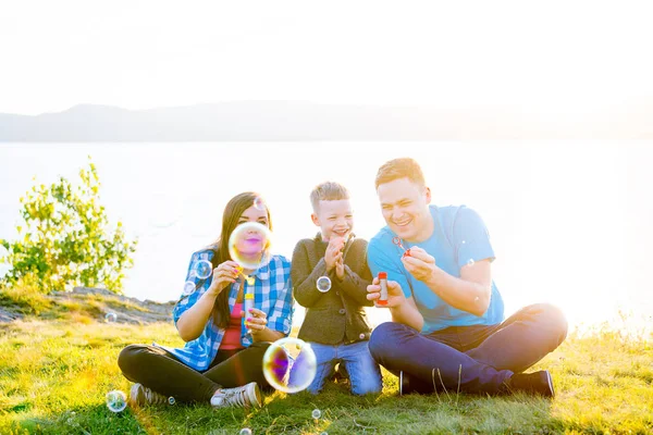 mutlu aile dışında