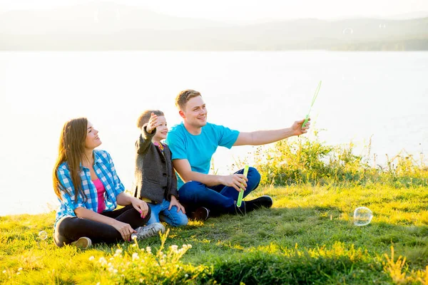 Familia feliz fuera — Foto de Stock