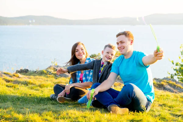 Mutlu aile dışında — Stok fotoğraf