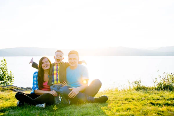 Glückliche Familie draußen — Stockfoto