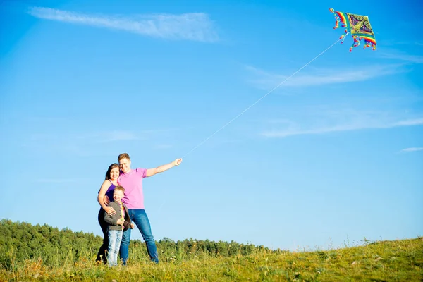 Glückliche Familie draußen — Stockfoto