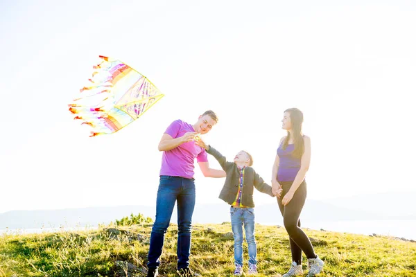 Mutlu aile dışında — Stok fotoğraf