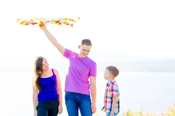 Família feliz fora — Fotografia de Stock