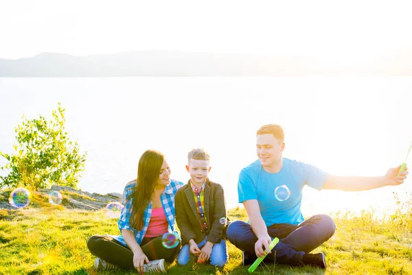 mutlu aile dışında