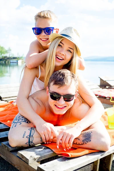 Familia en una playa — Foto de Stock