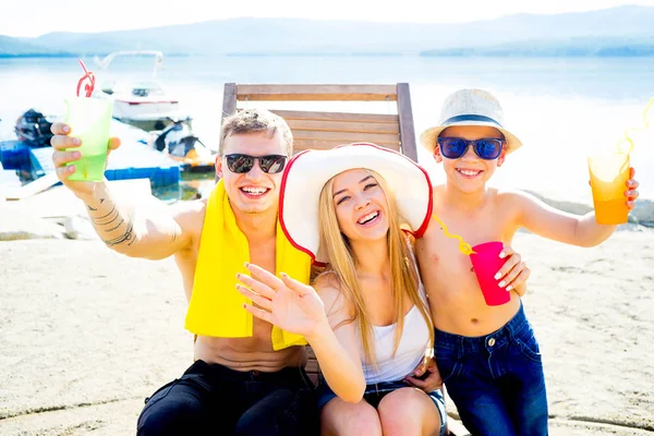 Familia en una playa —  Fotos de Stock