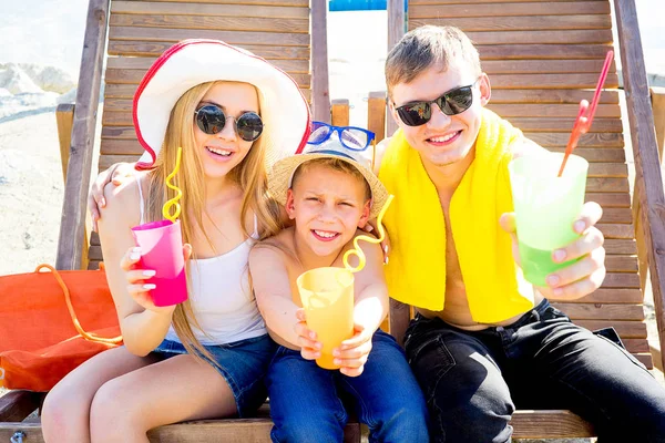 Familj på en strand — Stockfoto