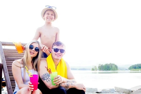 Familie op een strand — Stockfoto