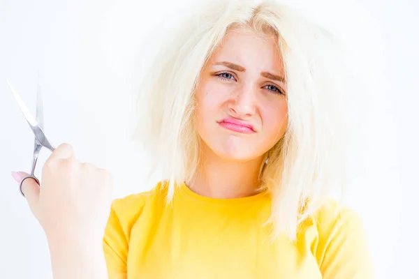 Chica con mal pelo — Foto de Stock