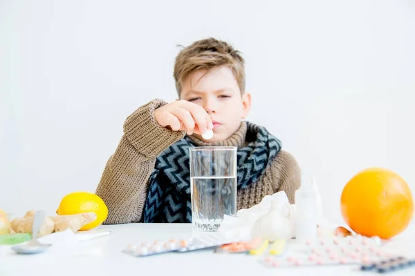 Хлопчик, маючи грипу — стокове фото