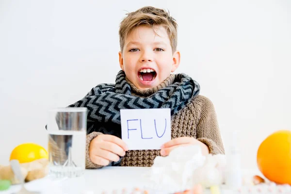 Хлопчик, маючи грипу — стокове фото