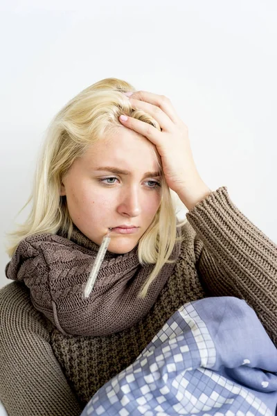 Menina com gripe — Fotografia de Stock