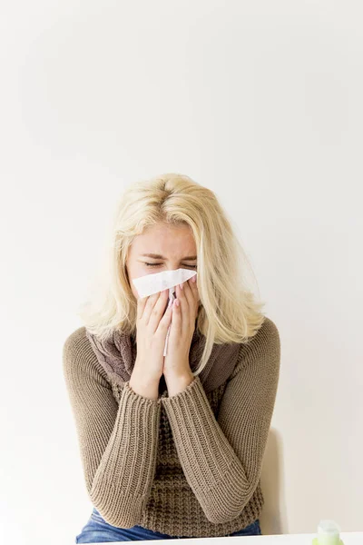 Chica teniendo gripe —  Fotos de Stock