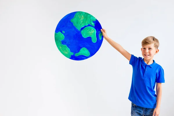 Дети с глобусом — стоковое фото