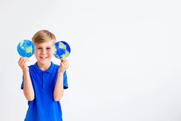 Kinder mit einer Weltkugel — Stockfoto