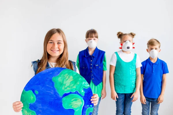 Enfants avec un globe — Photo