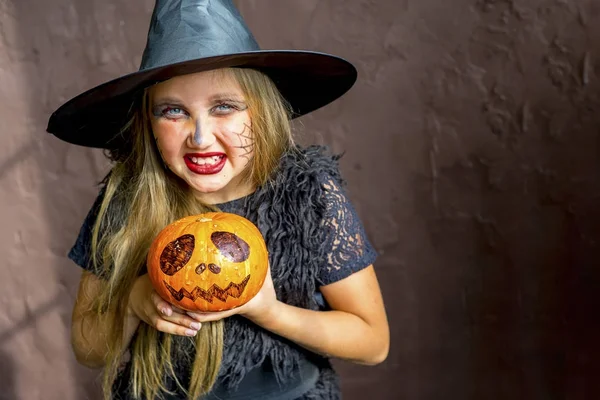 Menina em traje de bruxa — Fotografia de Stock