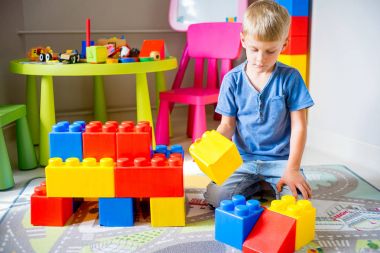 İnşaat taşlarını birlikte oynayan çocuk