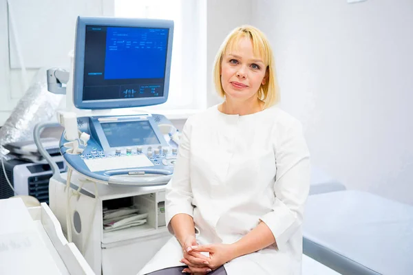 Médico en una clínica — Foto de Stock